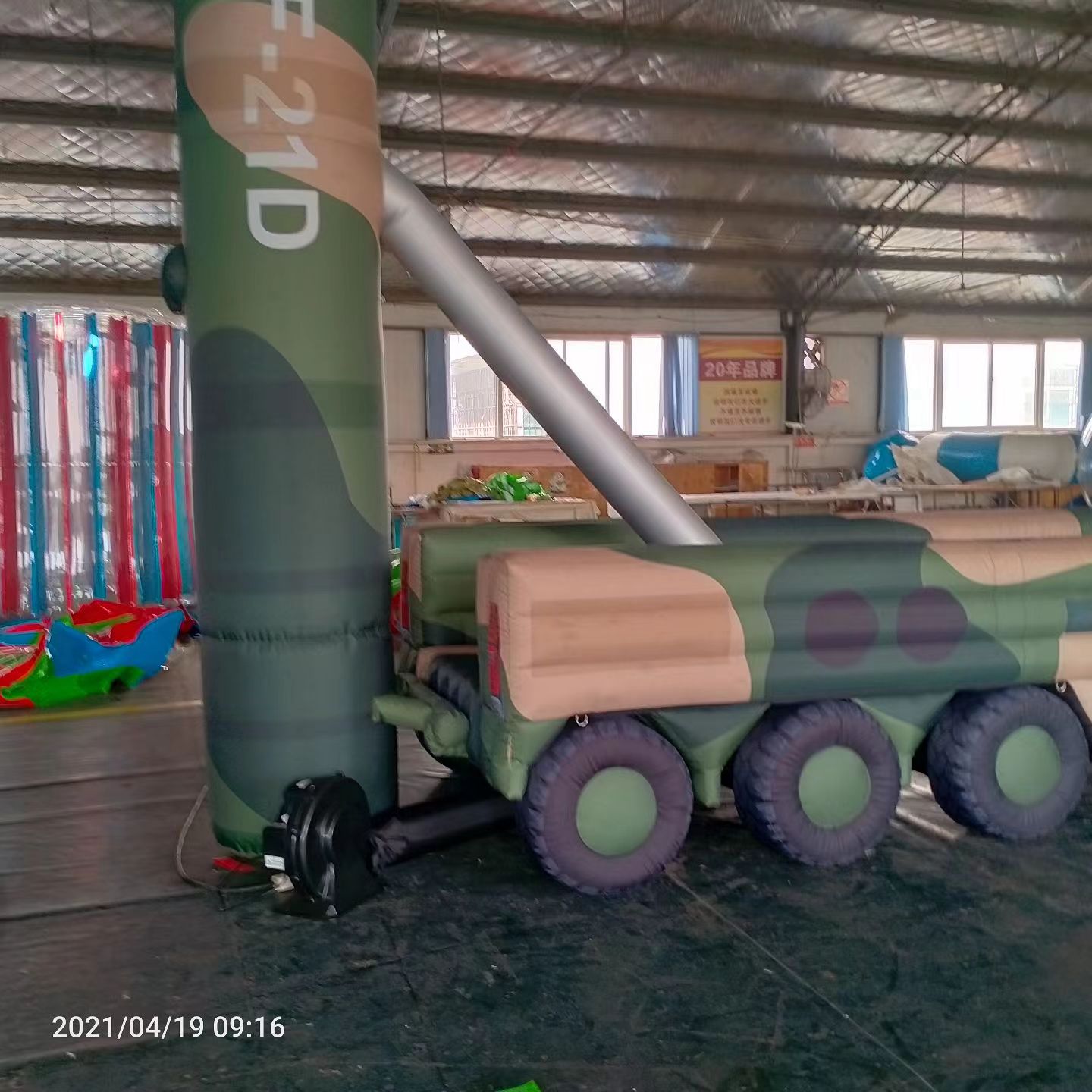 新华军事演习中的充气目标车辆：模拟发射车雷达车坦克飞机